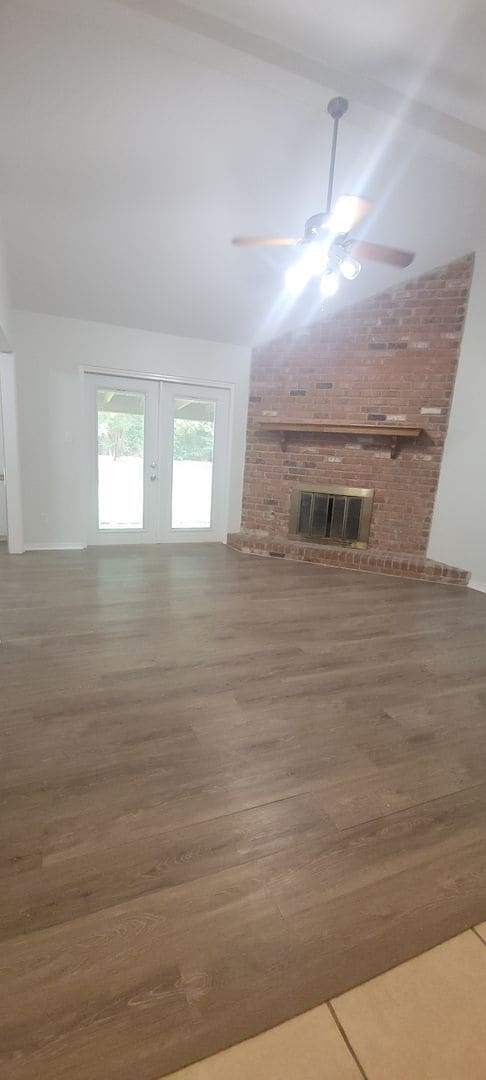 Building Photo - Beautiful 3 bedroom/2 bath with fireplace and huge covered back patio!