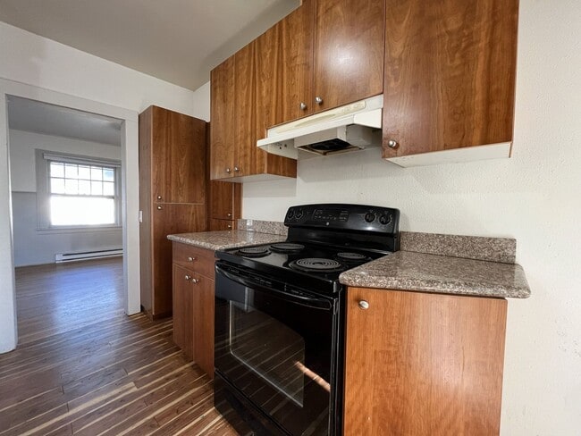 Building Photo - Character-Rich Two-Bedroom with Vintage Bath, Ample Storage & Expansive Outdoor Space