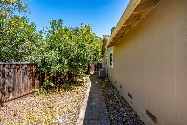 Building Photo - 113 Sherwood Dr