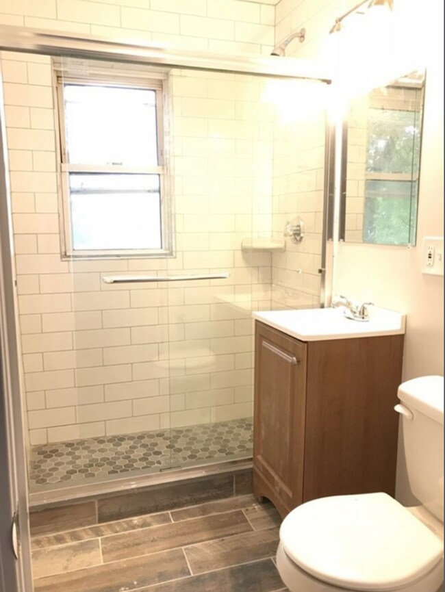 Building Photo - No brokers Fee Unit in Fort Hill, Free Laundry, Eat-in Kitchen, New Kitchen Apploances