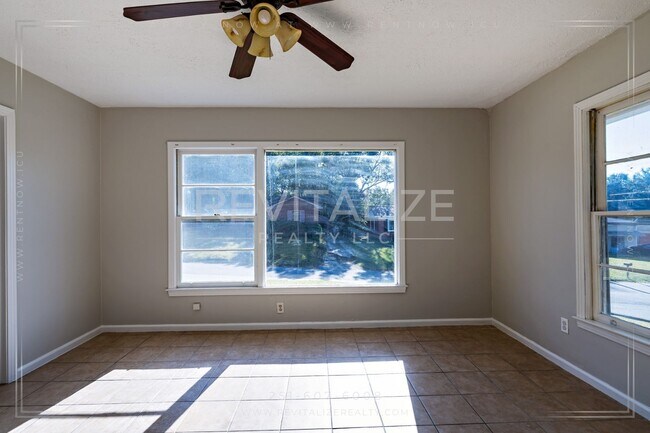 Building Photo - **Reduced Price** Adorable 3 Bedroom/1 Bat...