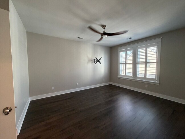 Building Photo - Midtown Townhouse