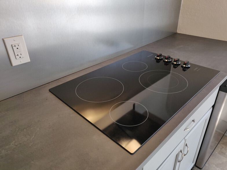 New ceramic cooktop, counter, hood and cabinets - 138 Cypress Ave. E