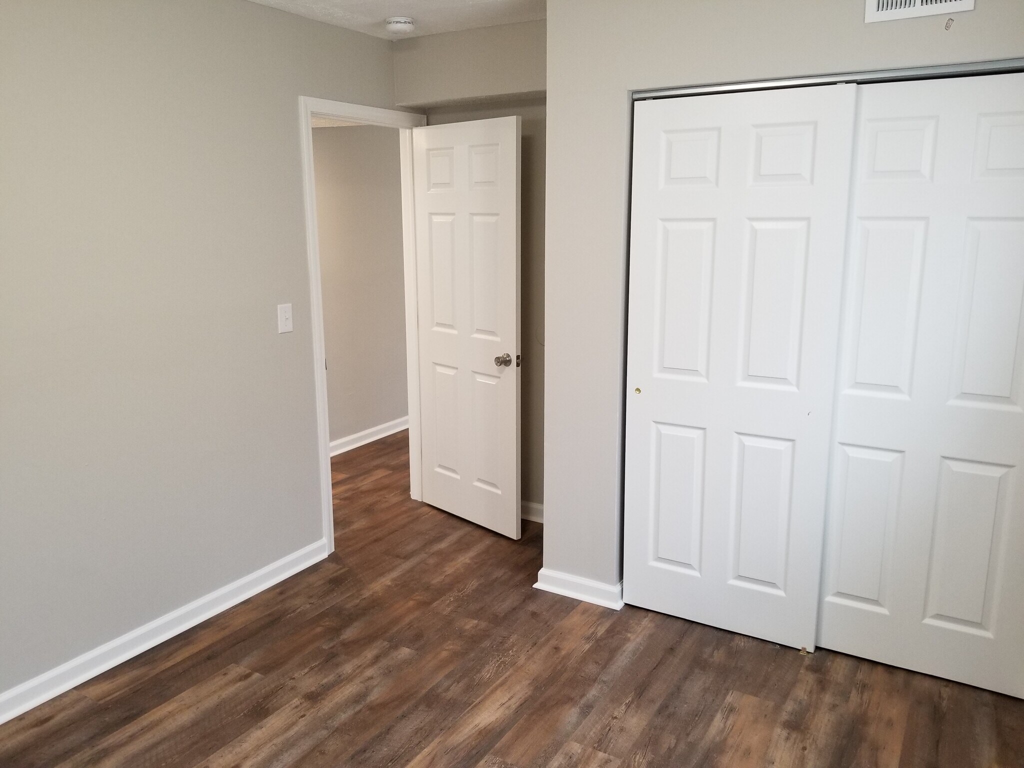 Building Photo - 924 Rarig Ave