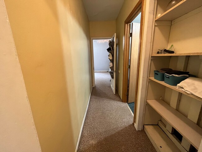 Building Photo - Duluth MN - 4 Bed - 1 Bath - Single Family...