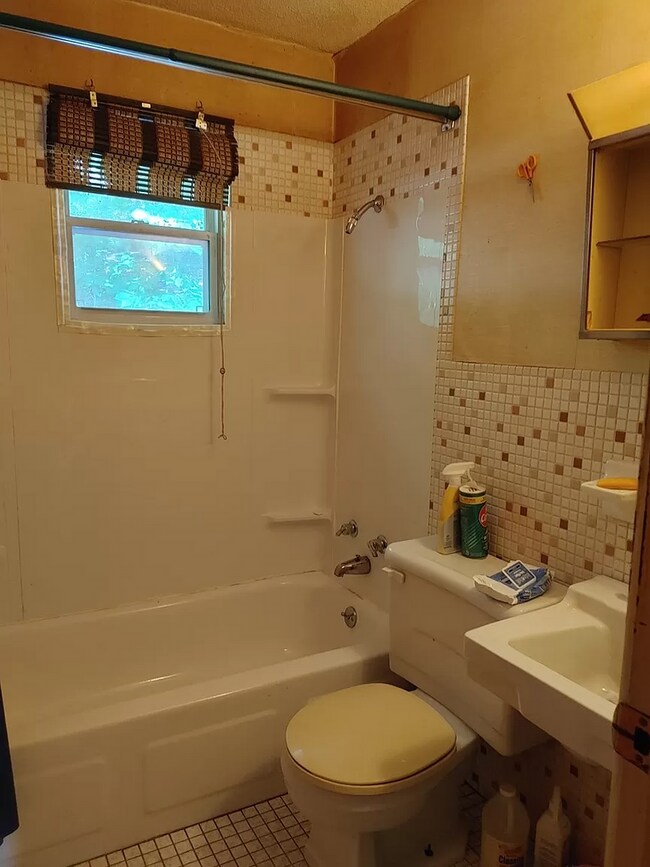 Building Photo - IRONTON - 2 bed with full basement, Nice L...