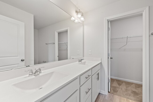 Building Photo - **Spacious 3bd/3ba Townhome in Raleigh**