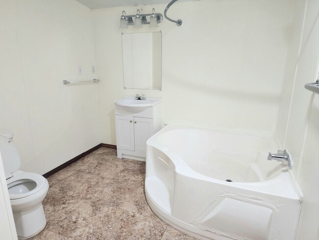 Building Photo - 503 S Roosevelt Rd V