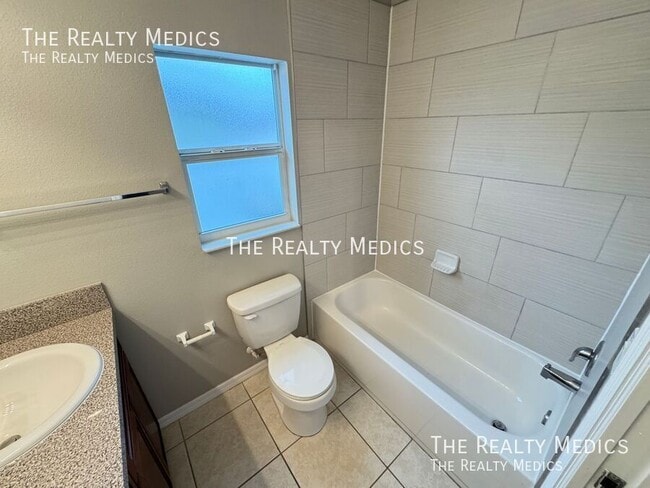 Building Photo - 548 Albatross Dr