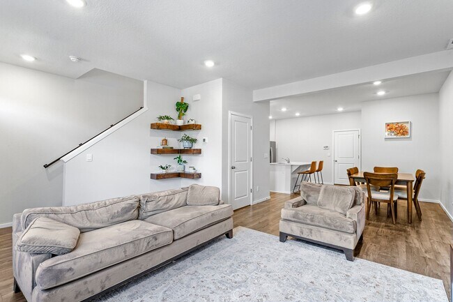 Building Photo - 3BD 2.5BA + Townhouse w/2-Car Garage + AC