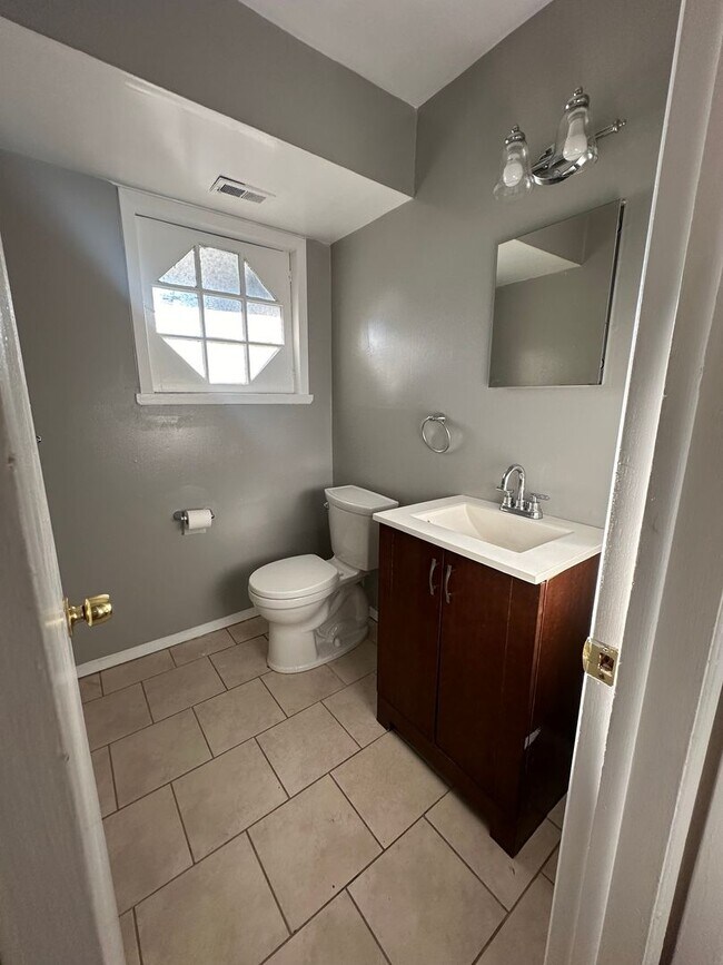 Building Photo - Charming 3 Bed with 2 Baths