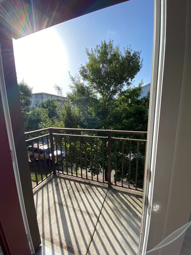 Building Photo - Room in 3 Bedroom Townhome at Seigle Point Dr