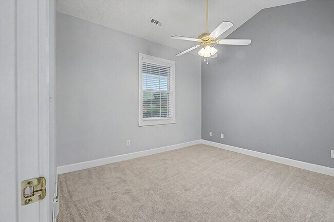 Building Photo - Condo in Arrowhead with brand new paint and carpet!