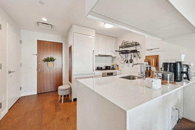 Building Photo - 99 Hudson St