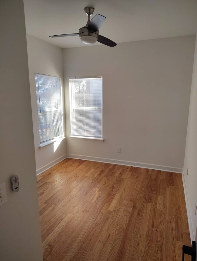 Building Photo - 944 33rd Ave N