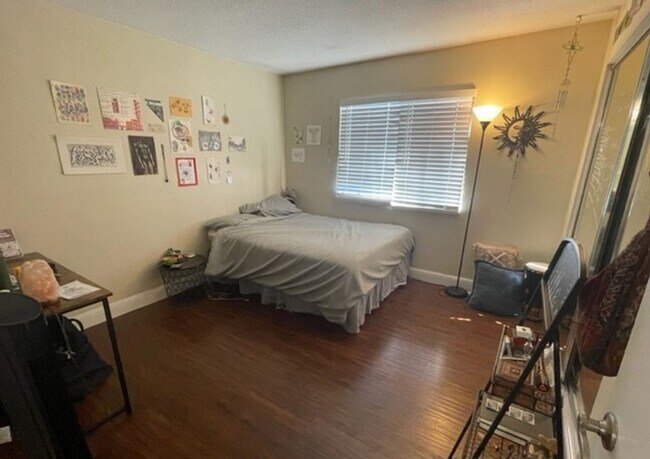 Building Photo - Updated 2nd Floor Corner Unit -3425 E. 15t...