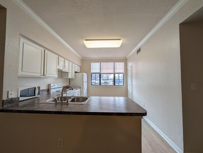 Building Photo - 1x1 Bright & spacious, convenient 1st floor unit. New flooring throughout, new washer/dryer & stove!