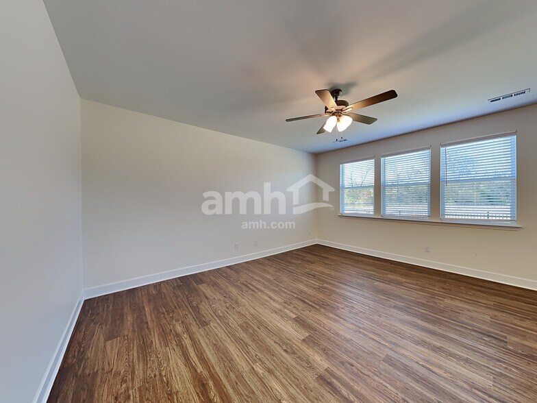 Building Photo - 3031 Esquire Dr