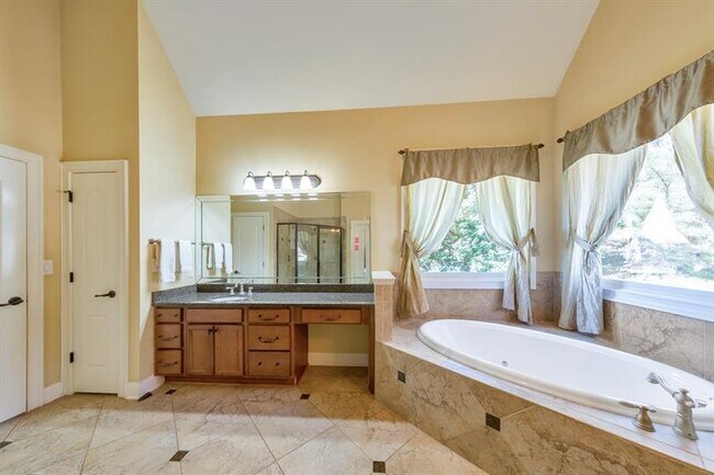 Building Photo - 5024 Glen Forrest Dr