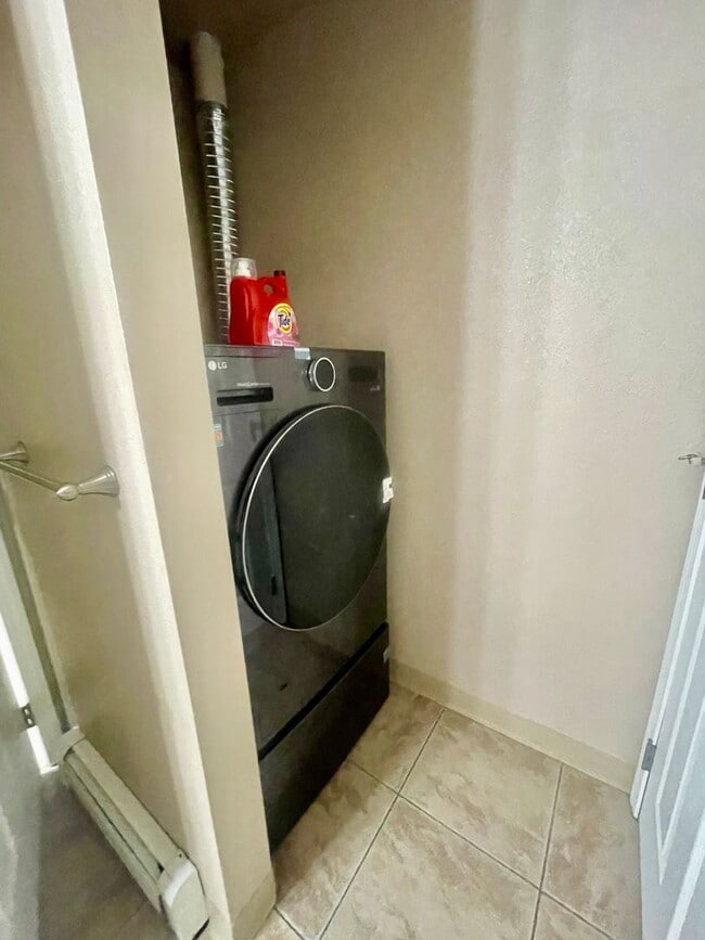 Building Photo - 329 E 14th Ave