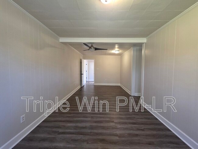 Building Photo - 16 Hum Rd