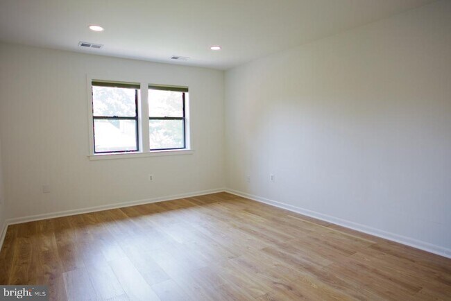 Building Photo - 5249 Strathmore Ave
