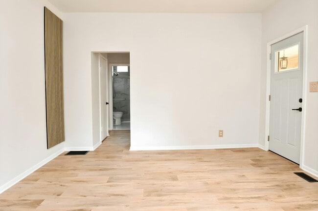 Building Photo - 1431 E Rouse Ave