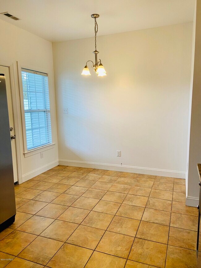 Building Photo - 100 Parrot Landing Dr