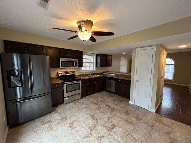 Building Photo - PRIE REDUCTION  3 Bedroom Avail August 2026; Rent $1,600