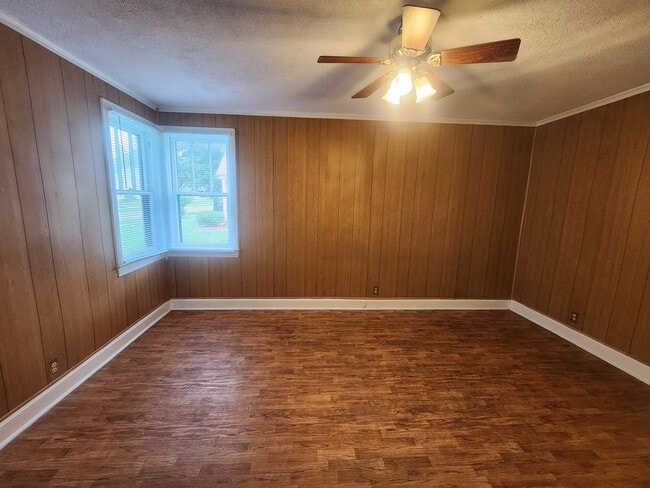 Building Photo - 2 Bedroom Home