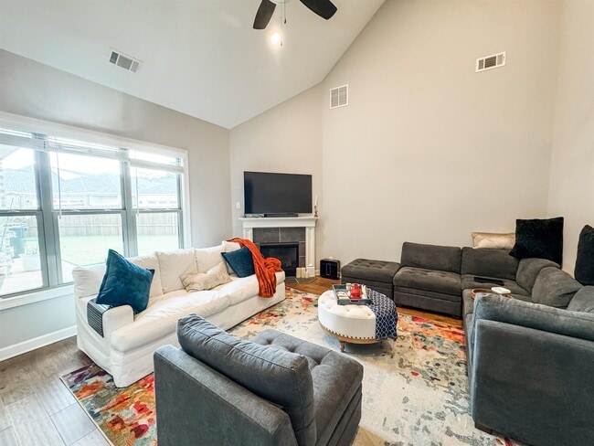 Building Photo - 512 Dogwood Valley Dr