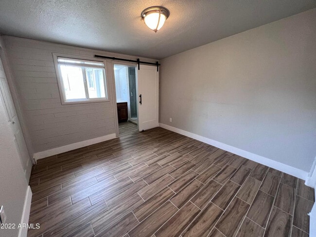 Building Photo - 1405 S Farmer Ave