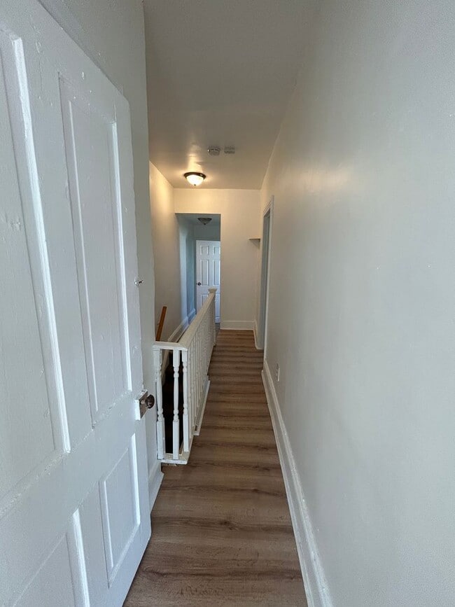 Building Photo - Nice 3 bedroom house big kitchen and Parking