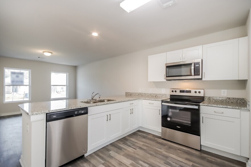 Building Photo - 15775 Del Norte Dr
