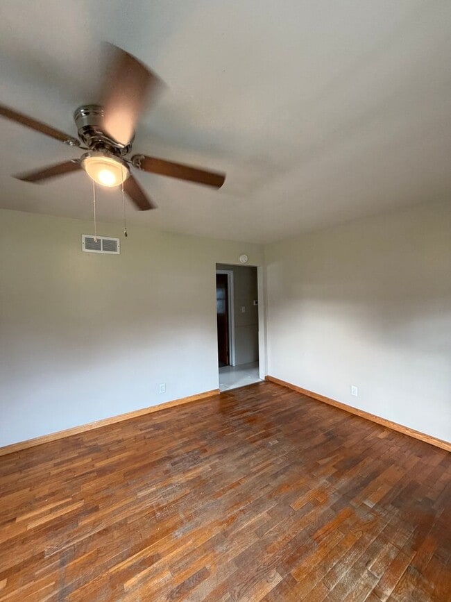 Building Photo - Spacious 2 Bedroom Home Holland Northside