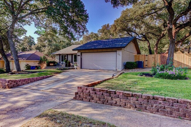 Building Photo - 2713 Bryonhall Dr