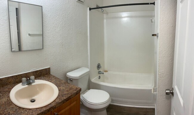 Building Photo - Spacious 1/1 in a great Tamarac location! ...