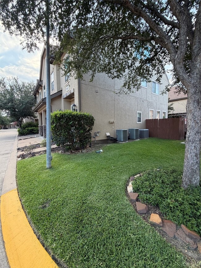 Building Photo - 11602 Royal Oaks Crossing