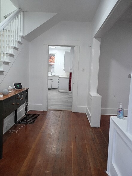 Building Photo - 547 NE Knott St