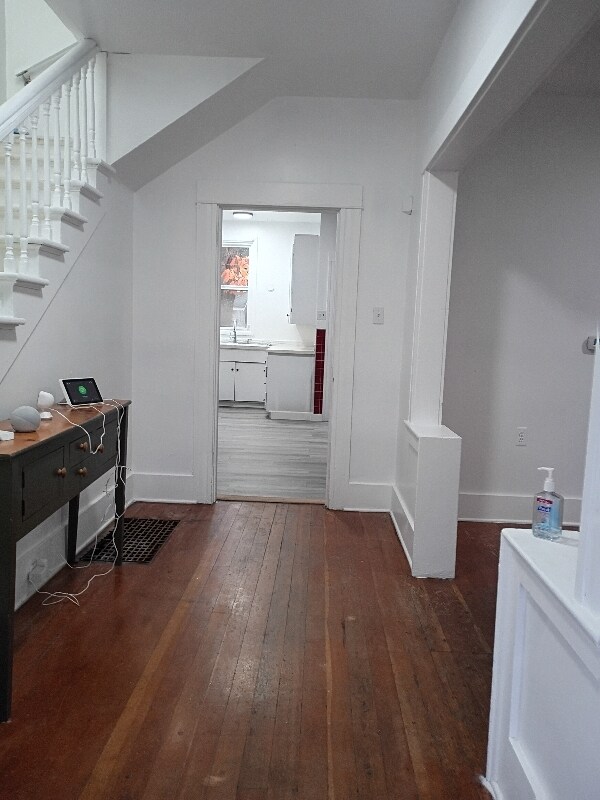 Building Photo - 547 NE Knott St