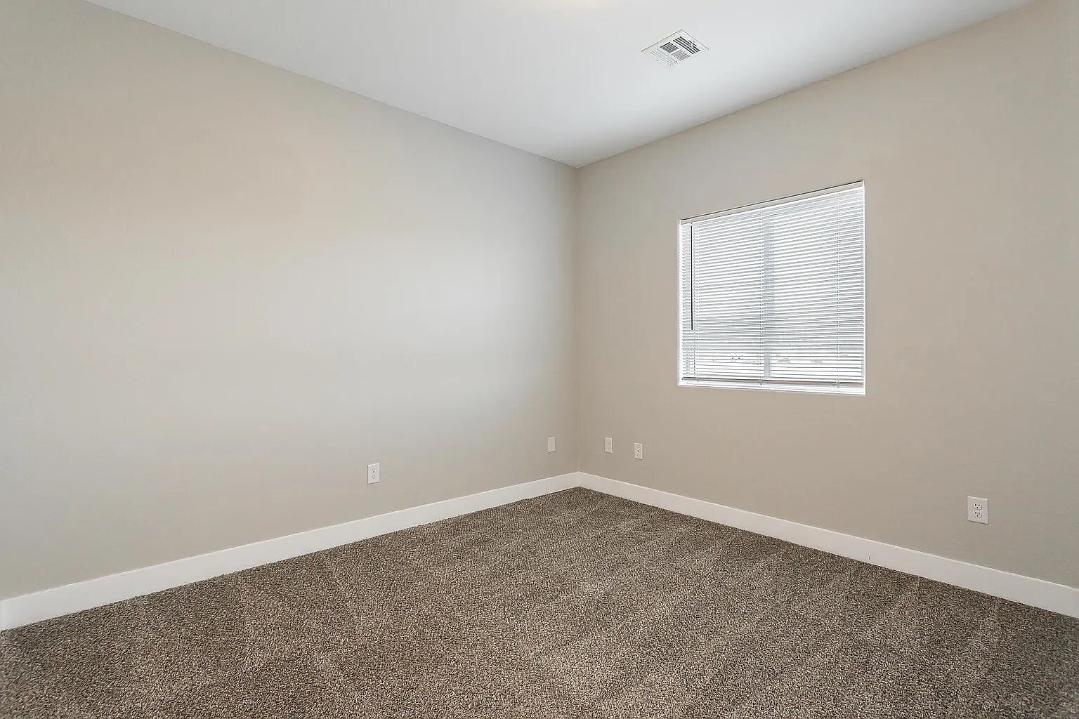 Building Photo - 1681 S Dandelion St