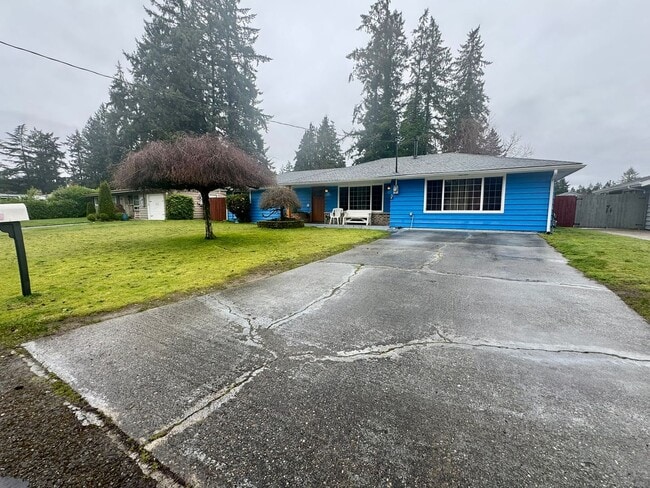 Building Photo - Charming 3-Bedroom Home in Lakewood with Spacious Yard & Modern Comforts