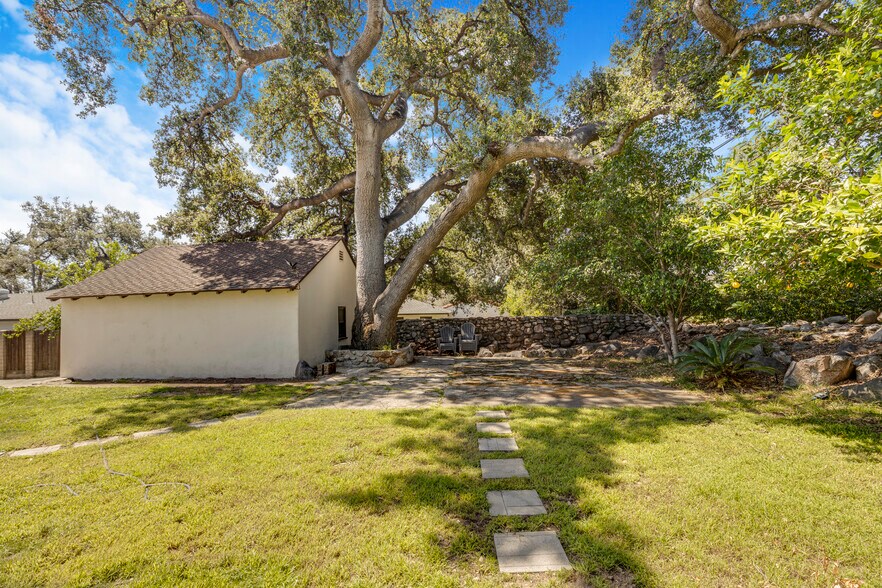 Building Photo - 2151 N Altadena Dr