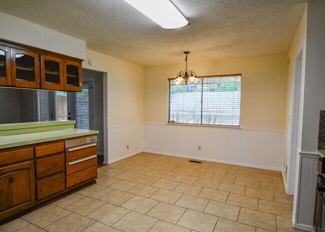 Building Photo - Charming 3-Bedroom Home in the Warrenton Neighborhood!