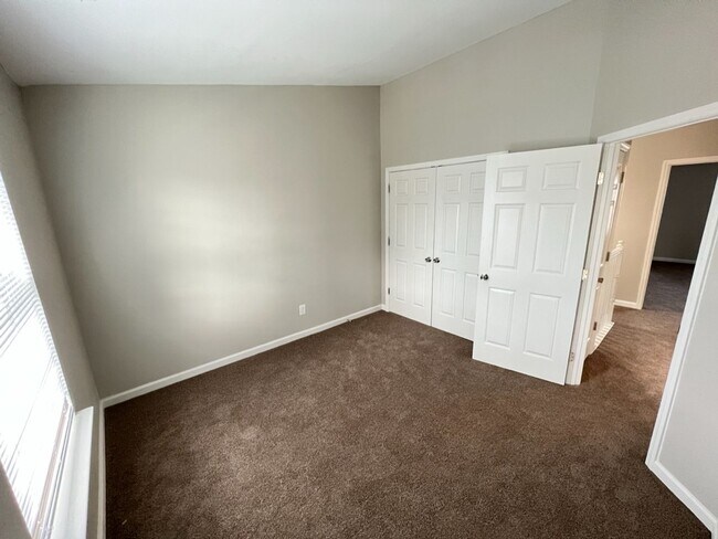 Building Photo - Beautiful Townhouse w/ 1st Floor Bedroom