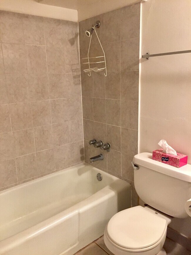 Building Photo - Pearlridge Sunset: 3 Bedroom, 1 Bath Condo...