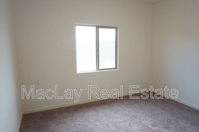 Building Photo - 680 N Crowned Dove Trail