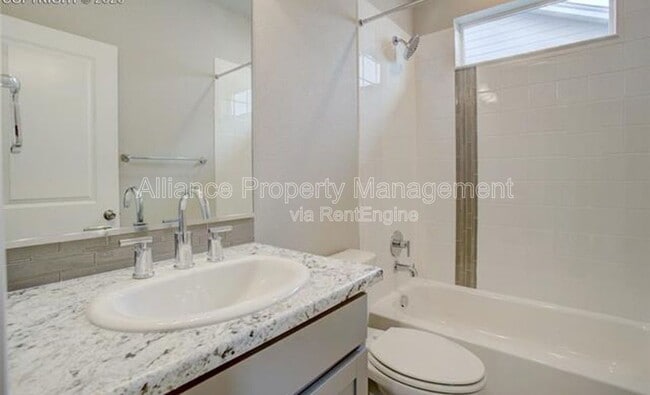 Building Photo - 1168 Solitaire St