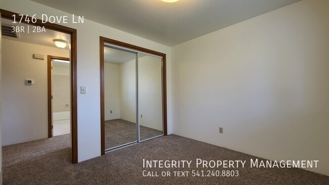 Building Photo - 1746 Dove Ln