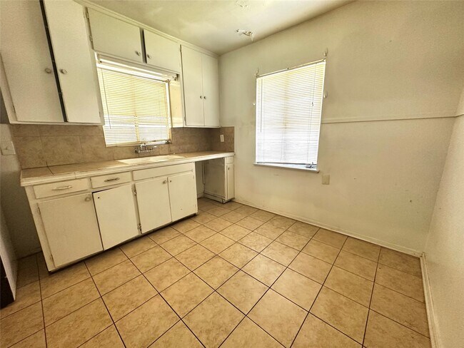 Building Photo - 5210 Stuyvesant Ln